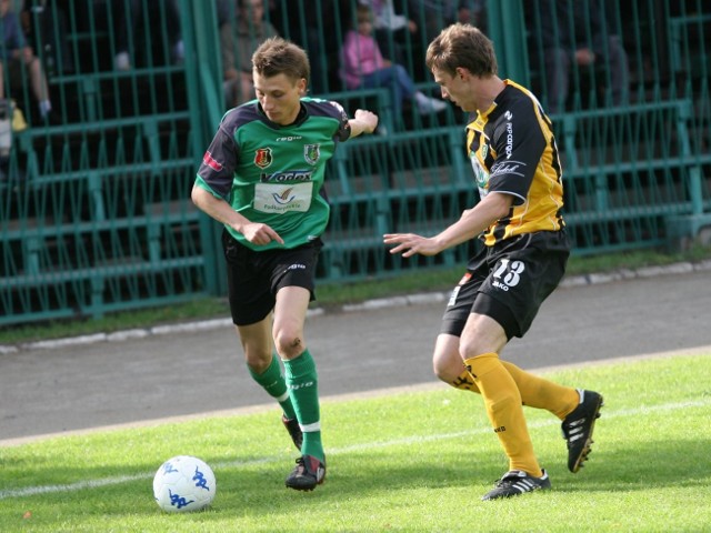 Kamil Karcz (z piłką) chciałby nadal grać w Stali Stalowa Wola.