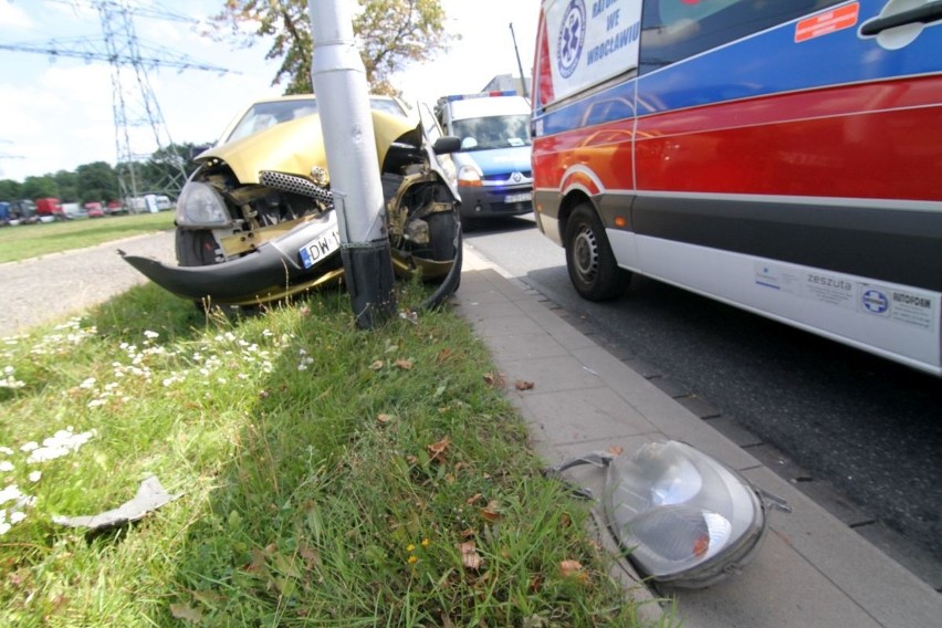 Wypadek na Popowickiej. Toyota uderzyła w słup