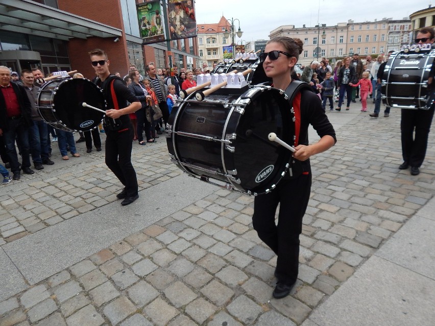 Orkiestra Drum Spirit przemaszerowała przez miasto i...