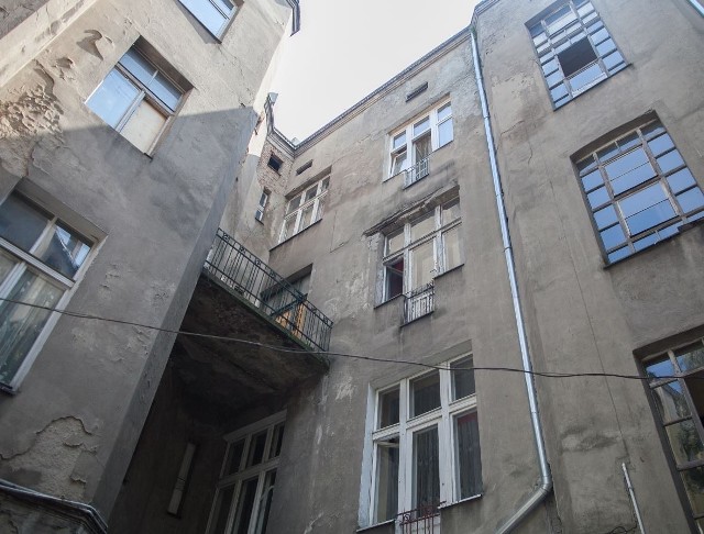 Dramatyczna scena rozegrała się w mieszkaniu z balkonem (po lewo).