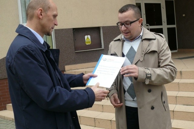 Wiesław Dąbrowski, z-ca burmistrza Wasilkowa (z lewej) dostał wyniki ankiety od Konrada Wnorowskiego ze Stowarzyszenia Forum Inicjatyw Gminnych