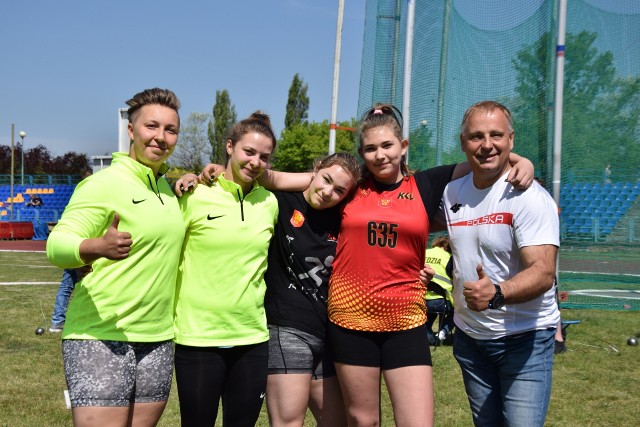 Od lewej Katarzyna Furmanek, Marika Kaczmarek, Aleksandra Wryk, Wiktoria Wijas i trener Grzegorz Furmanek na zawodach Dzień Miotacza w Kielcach.