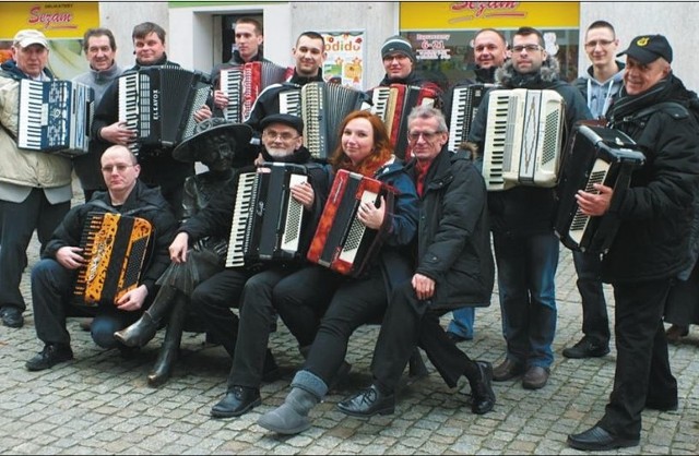 Pierwszy raz grupa &#8222;Świat Akordeonu&#8221; w Łomży spotkała się w listopadzie ubiegłego roku. Oczywiście nie zabrakło piosenki najsłynniejszej łomżynianki - Hanki Bielickiej - My z Łomży. Miasto tak się spodobało, że muzycy chcieli tu wrócić.