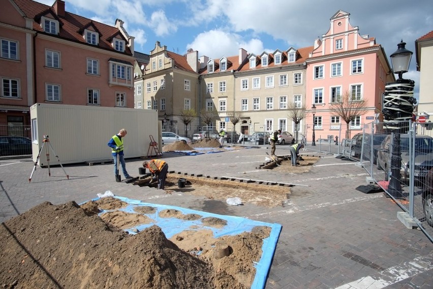 Archeolodzy obecnie wykonują prace tuż pod zdjętymi...