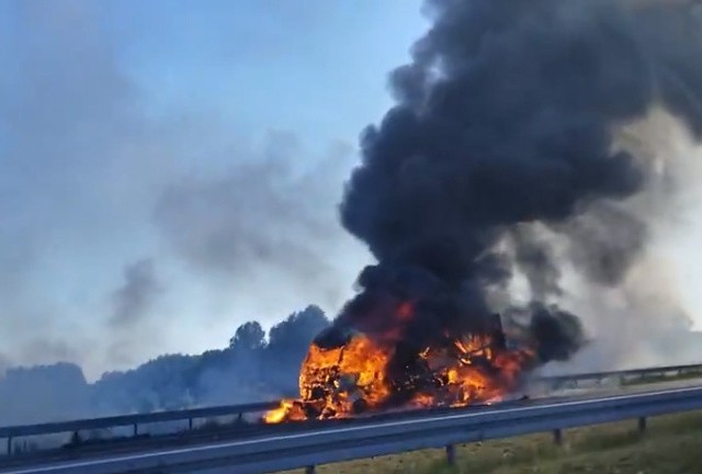 Wypadek miał miejsce przed godz. 18, na autostradzie A2, na wysokości Parzęczewa. Według wstępnych informacji, doszło tam do zderzenia dwóch ciężarówek - lawet przewożących ciężki sprzęt. Po zderzeniu doszło do pożaru - oba pojazdy stoją w ogniu.