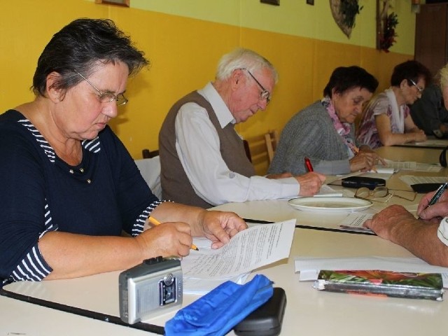 Seniorzy podczas warsztatów pracują nad własnymi tekstami.
