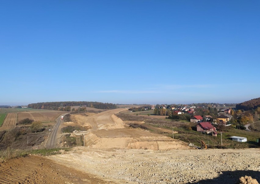 Budowa trasy S7 na północ od Krakowa. Pojawiają się betonowe konstrukcje