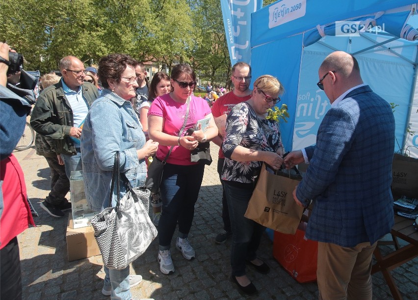 Akcja "Liść dębu" na Jasnych Błoniach w Szczecinie. Rozdali aż 2 000 dębowych sadzonek. Pomagał prezydent miasta