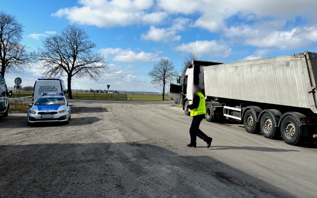 Kontrola inspektorów świętokrzyskiej Inspekcji Transportu Drogowego wykazała spore rozbieżności we wskazaniach drogomierza ciężarówki zatrzymanej na krajowej „dziewiątce”. Od poprzedniego odczytu z licznika „zniknęło” 169 260 km. Oprócz tego kierowca jechał za długo i za krótko odpoczywał, a pojazd miał usterkę. Nieprawidłowości związane z czasem pracy stwierdzili również inspektorzy małopolskiej Inspekcji Transportu Drogowego w zespole pojazdów skontrolowanym na krajowej „siódemce”.