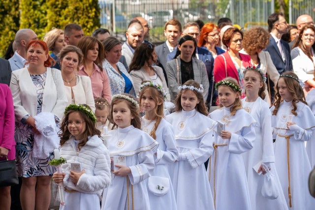 7 maja kolejne dzieci przyjęły po raz pierwszy komunię świętą. Uroczystości pierwszokomunijne w parafii pw. Matki Bożej Fatimskiej w Bydgoszczy odbyły się w dwóch grupach: o godz. 11 i o godz. 13.