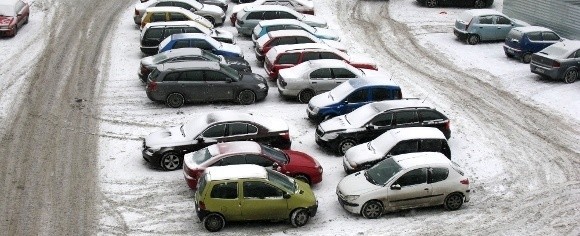 Meteorolodzy zapowiadali odwilż, ale skończyło się jak zwykle. W Szczecinie jest 5 stopni poniżej zera i pada śnieg. Kierowcy narzekają na fatalny stan ulic.