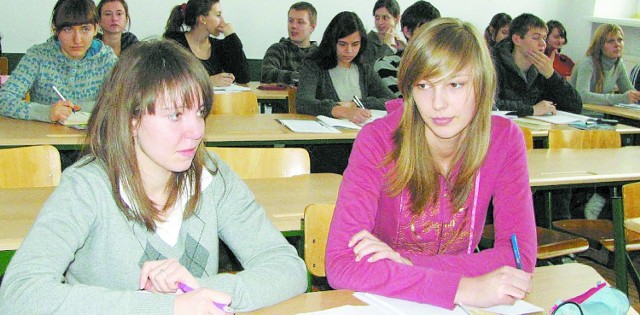 W suwalskim liceum im. M. Konopnickiej rozszerzony język polski miało zdawać ponad 60 osób. - Chcieliśmy sprawdzić samych siebie - mówią uczniowie.