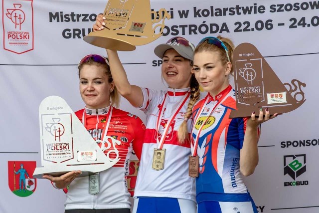 Nikol Płosaj (w środku) i Monika Graczewska (z prawej) na podium MP do lat 23 ze startu wspólnego