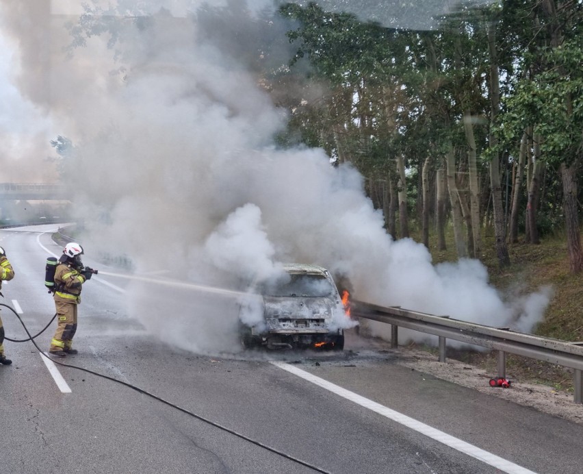 Pożar samochodu na gdańskim odcinku S6 w kierunku Łodzi. Uwaga kierowcy! Odblokowano pas ruchu. Nadal są korki. ZDJĘCIA, WIDEO 16.07.2022 r.