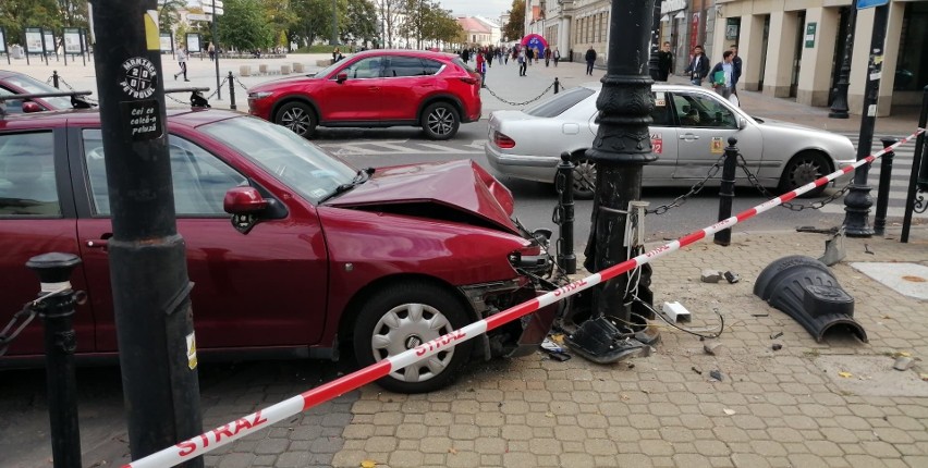 Wypadek na skrzyżowaniu Krakowskiego Przedmieścia z ul. Kołłątaja. Seat wjechał w słup sygnalizacji