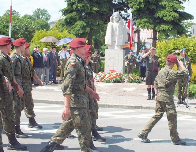 Defilada pocztów sztandarowych i grup mundurowych przed pomnikiem Ponurego w Wąchocku.