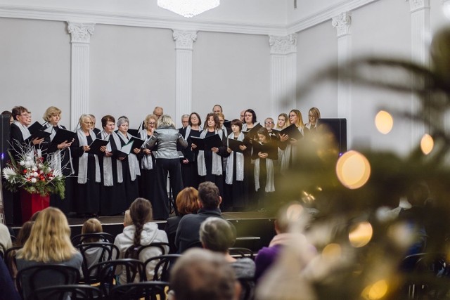 Tradycyjny już wiecz&oacute;r kolęd &bdquo;Przy zapalonej choince&rdquo; odbył się w Wielickim Centrum Kultury. Z koncertem wystąpił ch&oacute;r Towarzystwa Śpiewaczego Lutnia, śpiewający już od 150 lat