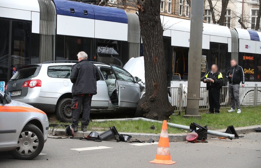 Samochód osobowy zderzył się z tramwajem na ul. 3 Maja w Szczecinie. Utrudnienia w komunikacji 
