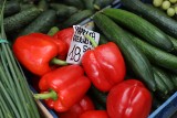 Sprawdzamy ceny warzyw i owoców na targowisko w Katowicach. Pachnące nowalijki zapraszają do zakupu