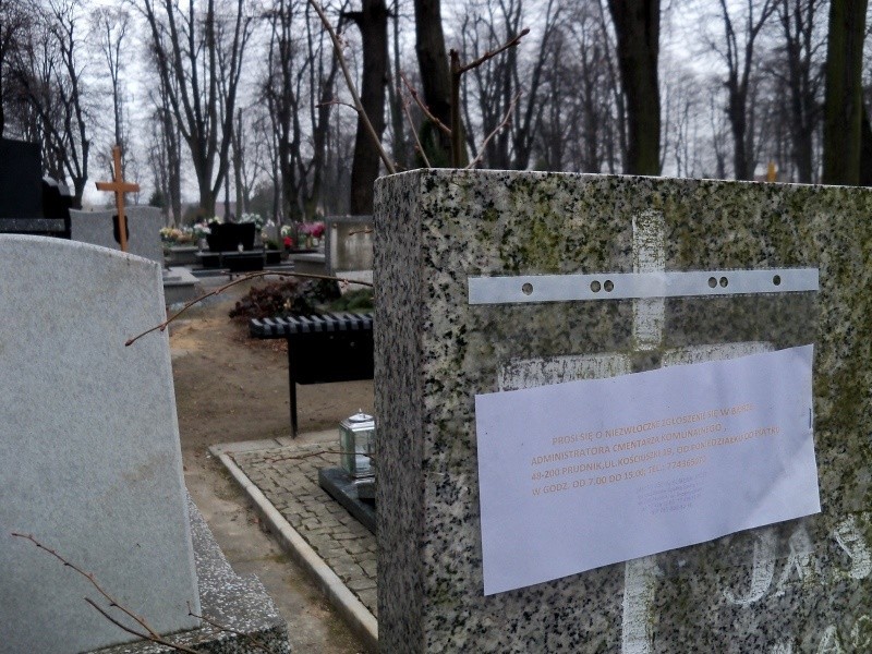 Administrator cmentarza w Prudniku sprawdził już połowę...