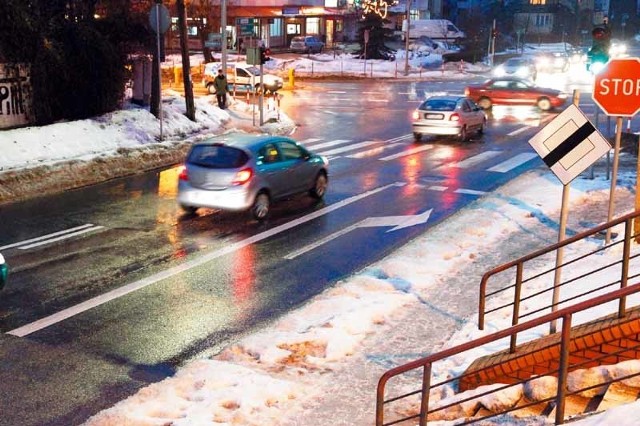 Lewym pasem z ulicy Traugutta jadą ci, którzy poruszają się w kierunku Węglowej i centrum miasta. Z prawego tylko kierowcy jadący w stronę Wasilkowa. Taki układ nie odpowiada kierowcom. Uważają, że drogowcy powinni zmienić tu znaki.