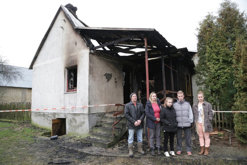 Pożar domu w Ołdakach. Dziesięcioosobowa rodzina bez dachu nad głową (zdjęcia, wideo)