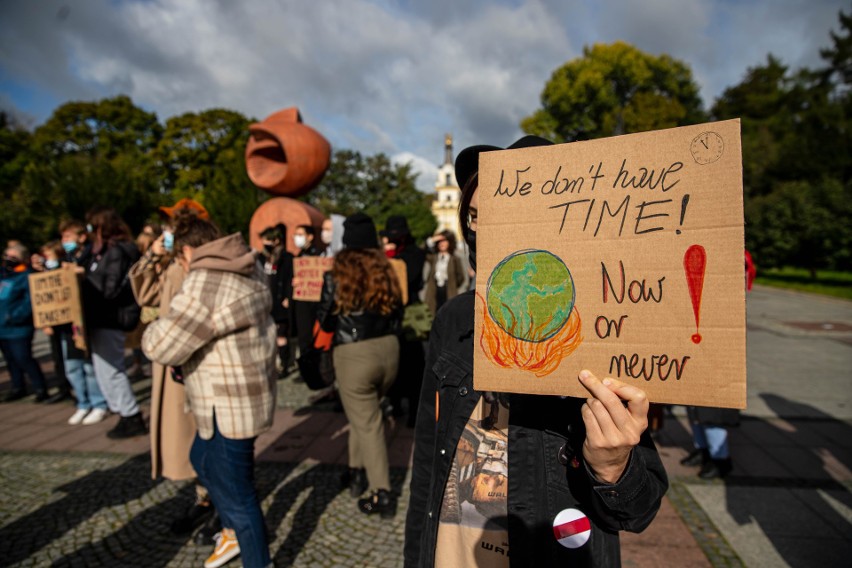 Aktywiści z Młodzieżowego Strajku Klimatycznego protestowali...