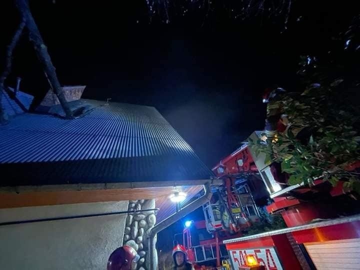 Ul. Tatary strażacy usuwają drzewo powalone na dom
