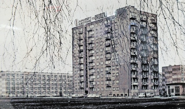 Blok przy ul. Kosmonautów 5. Ze względu na reklamę nawozów w latach 80. nazywany był "domem chłopa&#8221;.