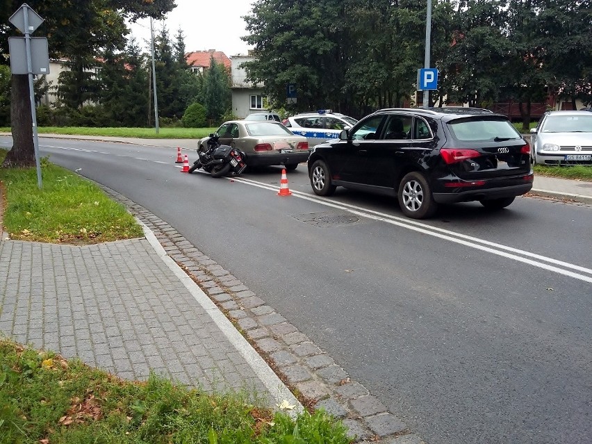 Kolizja na Arciszewskiego w Słupsku. Zderzyły się osobówki i motocykl 
