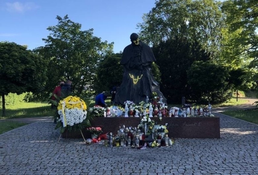 Toruń. To absolwenci X LO znieważyli pomnik papieża! Przeprosili biskupa i prezydenta. Sąd dał im szansę