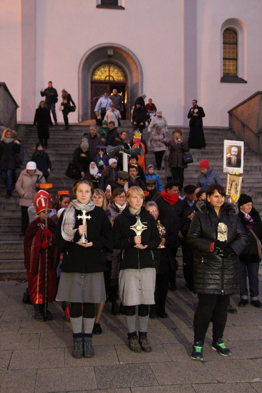 Uczestnicy procesji przeszli ul. św. Wojciecha przez Rynek...
