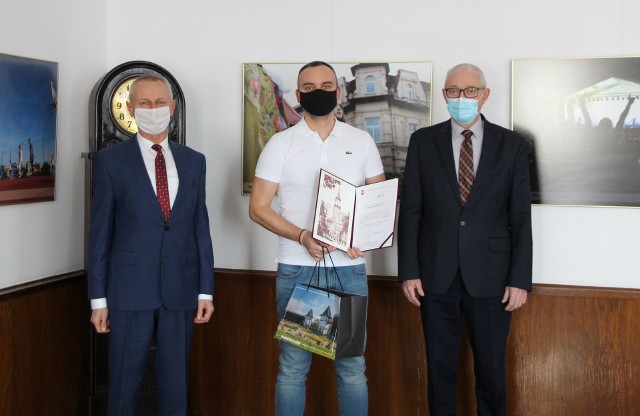 Władze Inowrocławia nadały Arkadiuszowi Fajokowi (w środku) tytuł "Zasłużony dla Sportu w Inowrocławiu"