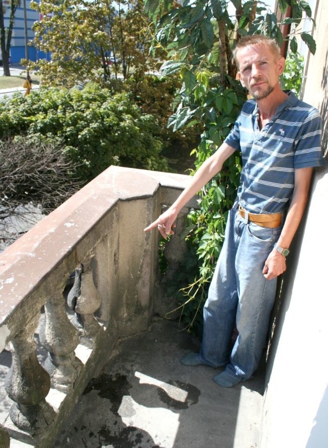 - Dosyć często zdarza się, że kiedy stajemy na balkonie jakiś obruszany kawałek betonu spada na chodnik &#8211; mówi pan Tomasz Kilianek.