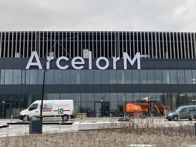 Na nowym stadionie piłkarskim w Sosnowcu montowane są ogromne, podświetlane litery tworzące nazwę obiektu - ArcelorMittal ParkZobacz kolejne zdjęcia. Przesuwaj zdjęcia w prawo - naciśnij strzałkę lub przycisk NASTĘPNE