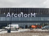 Na nowym stadionie w Sosnowcu montują podświetlany napis z nazwą ArcelorMittal Park. Będzie gotowy w poniedziałek