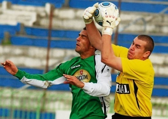 Na zdjęciu Łukasz Popiela, piłkarz Okocimskiego (w zielonej koszulce)