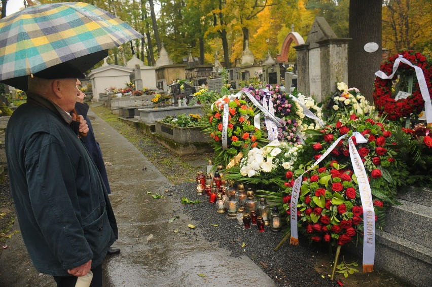 Grób, w którym złożono urnę z prochami Andrzeja Wajdy