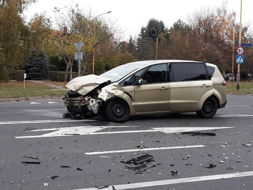 Stargard. Poważny wypadek na ulicy Szczecińskiej. Są utrudnienia w przejeździe [ZDJĘCIA, WIDEO]