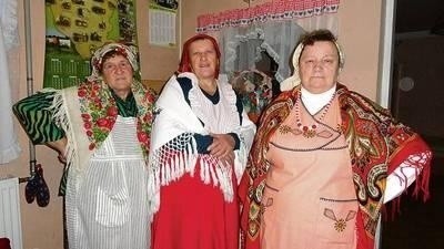 Kobiety z Zalasu Krystyna Wyrwik, Stanisława Szklarska i Barbara Kosobucka mówią, że dawniej w andrzejki robiło się spasy, czyli żarty Fot. Barbara Ciryt