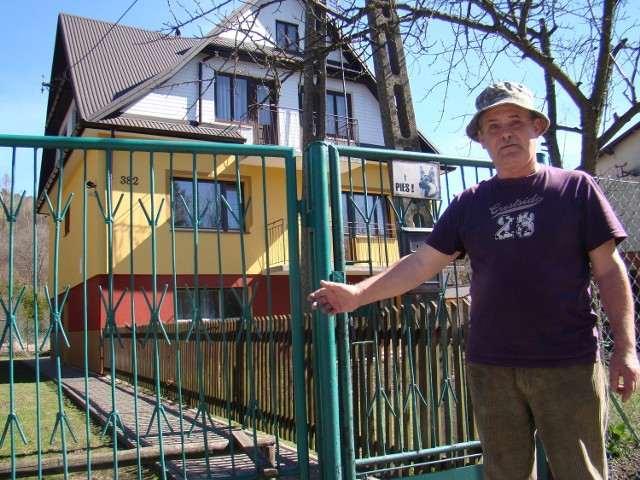 Janusz Nawrocki przystaje przy ogrodzeniu domu, w którym zmarli jego sąsiedzi. 87-letniego Jana widział we wtorek. Uniósł rękę w geście pozdrowienia. - To było jak ostatnie pożegnanie - mówi sąsiad