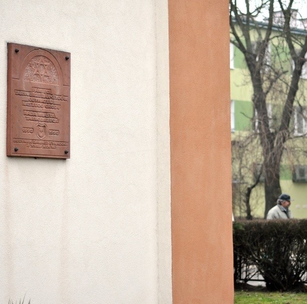 W Tarnobrzegu wciąż jest wiele miejsc, dzięki którym pamiętamy o tym, że mieszkała tutaj ludność żydowska. Na zdjęciu tablica na ścianie Miejskiej Biblioteki Publicznej przy ulicy Szerokiej, gdzie przed drugą wojną światową mieściła się synagoga.