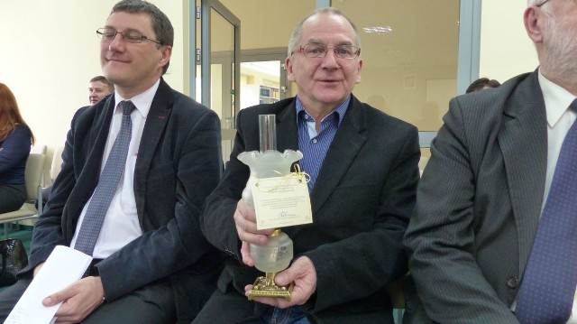 Krzysztof Zemeła prezentuje otrzymany Kaganek Oświaty.