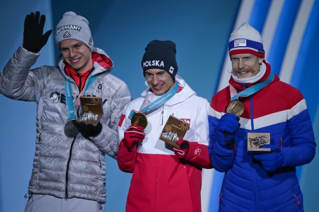 W sobotę cieszyliśmy z mistrzostwa olimpijskiego Kamila Stocha. W poniedziałek czekają nas emocje związane z konkursem drużynowym.