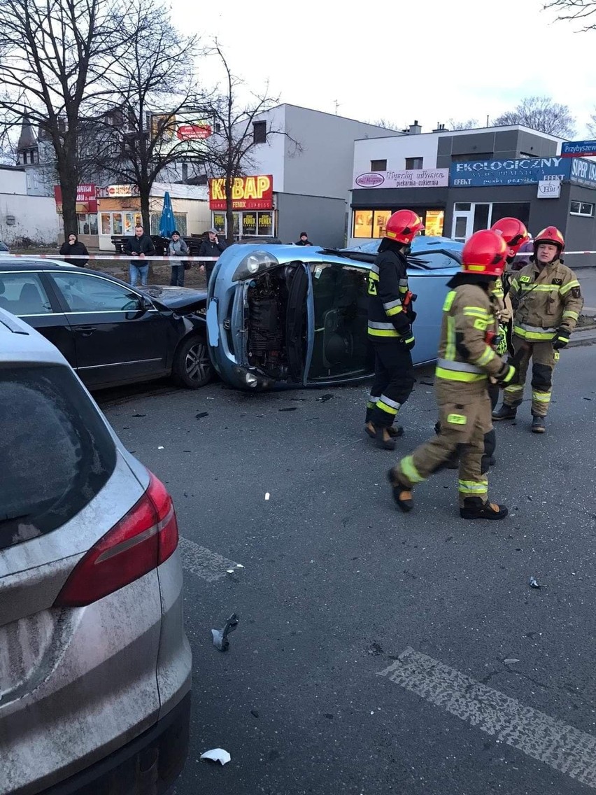 Groźny wypadek u zbiegu ul. Tatrzańskiej i ul. Przybyszewskiego. Kierowca hondy zignorował czerwone światło ZDJĘCIA