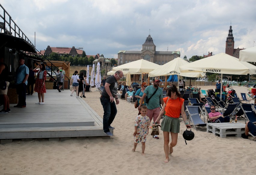 Spacerowicze na Wyspie Grodzkiej w Szczecinie