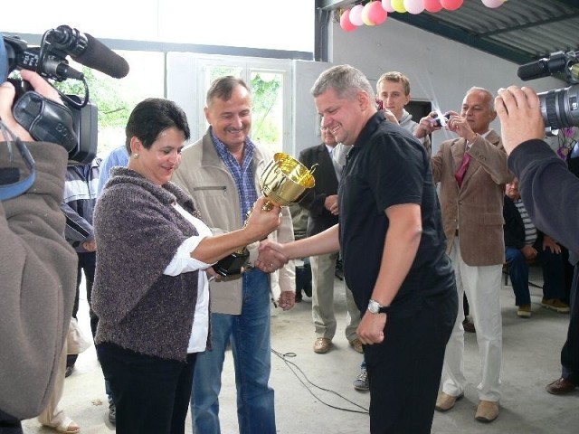 Małgorzata i Krzysztof Kozłowscy z Tarnobrzega odebrali puchar od prezydenta miasta Norberta Mastalerza.