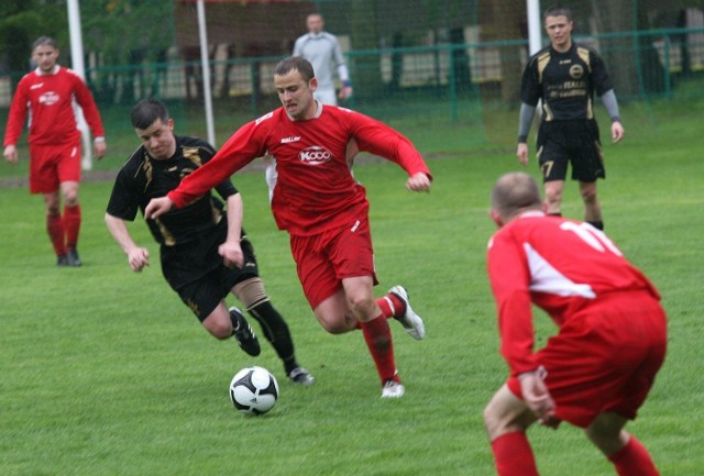 Piłkarze Sokoła Nisko (w czerwonych strojach) zawiedli, przegrywając wyjazdowy mecz z Crasnovią. 