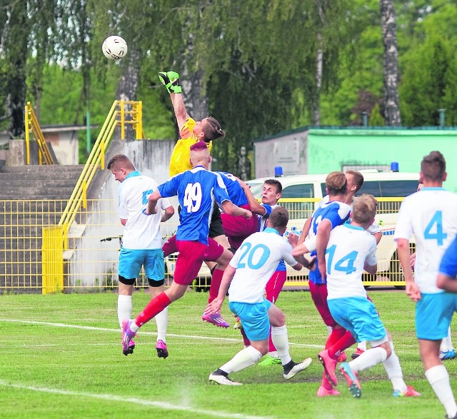 Szkoleniowiec  juniorów Gryfa (niebieskie stroje) szuka uzupełnień składu. W kadrze na CLJ muszą być gracze rocznika 1998, ale na boisku musi być także dwóch z 1999 roku. 