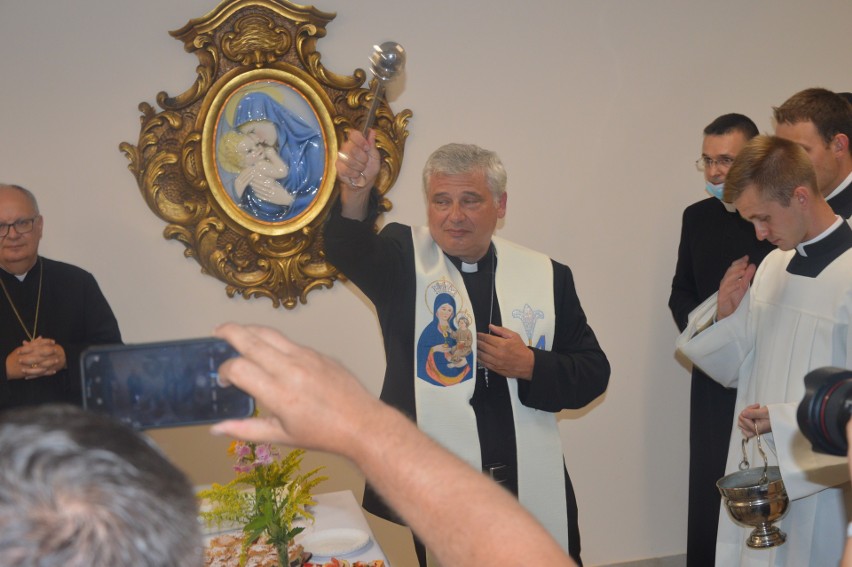 Kardynał Konrad Krajewski, jałmużnik papieża Franciszka, otworzył w sobotę wieczorem Dom Nadziei w Opolu